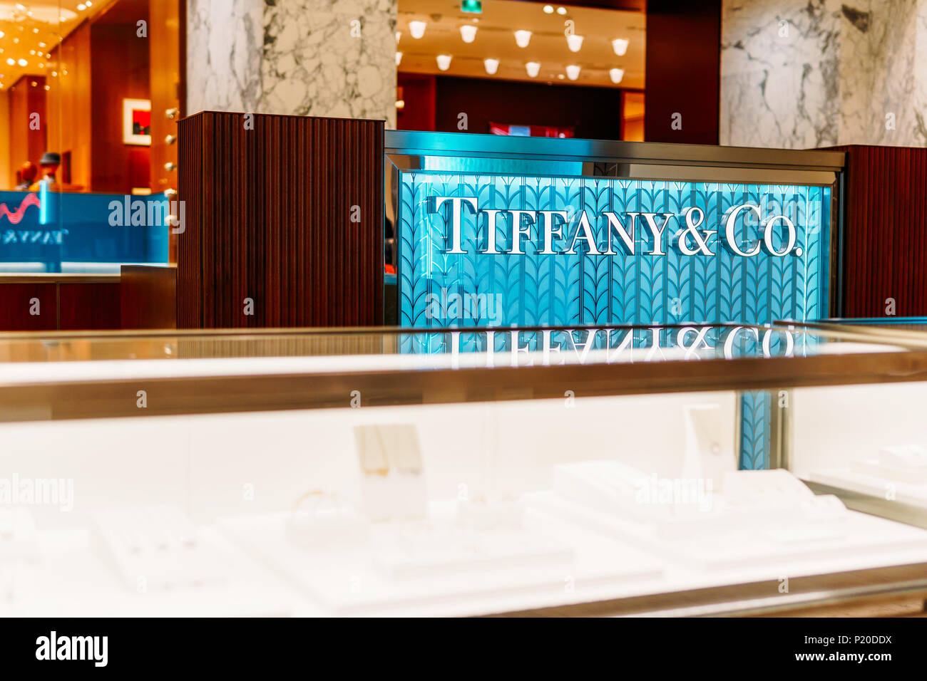 AMSTERDAM, NIEDERLANDE - 14 NOVEMBER 2017: Tiffany Jewelry Store In luxuriöses Einkaufszentrum Verkauf von Schmuck, Porzellan, Kristall, Schreibwaren und Persönliche EIN Stockfoto