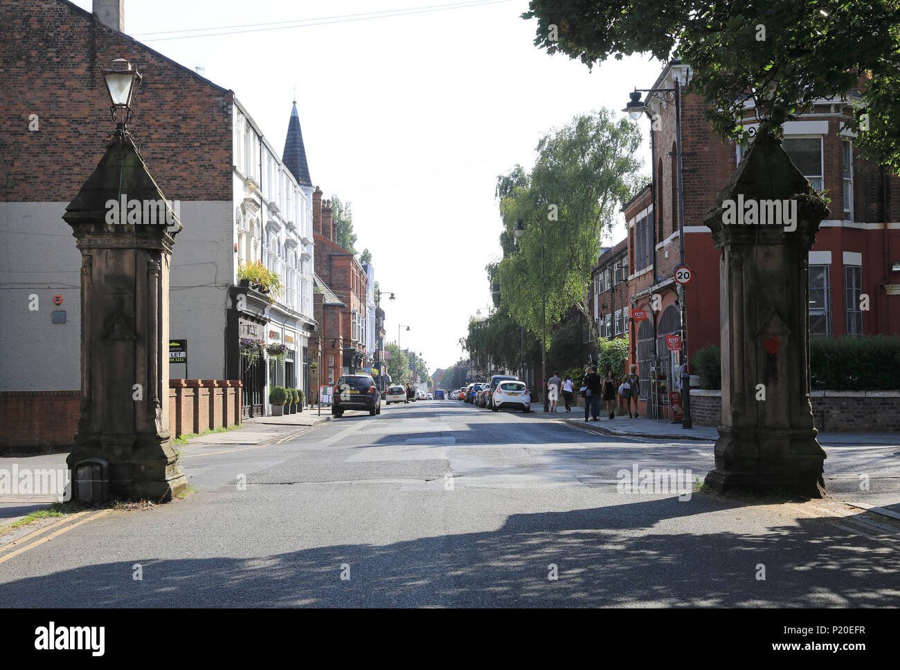 Schrullig und böhmischen Geschäfte, Cafés und Restaurants säumen Lark Lane aus Sefton Park, in Liverpool, Großbritannien Stockfoto