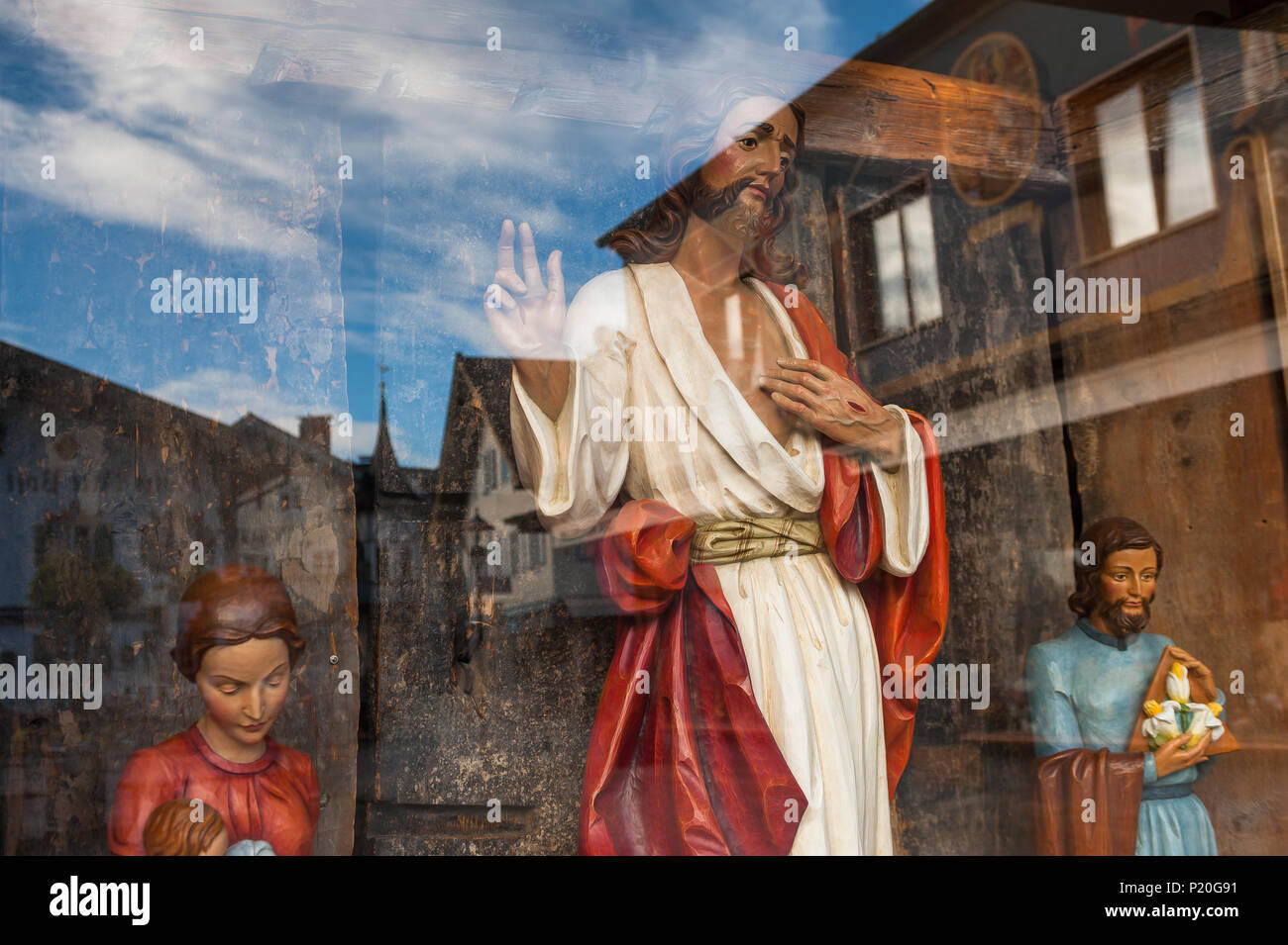 Oberammergau, Deutschland, religiöse Holzschnitzereien in einem Geschäft Stockfoto