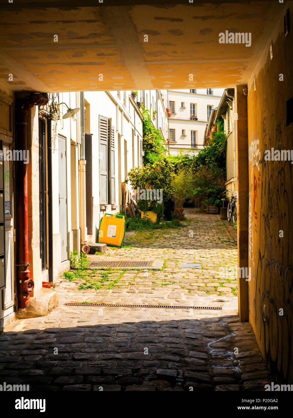 Innenhof in der Rue Jean Moinon - Paris, Frankreich Stockfoto
