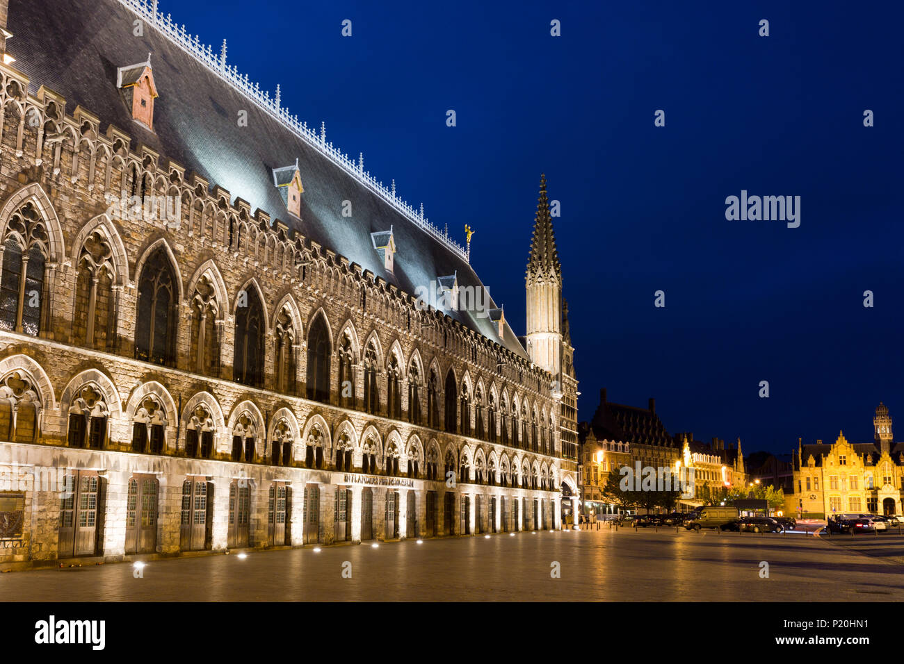 Die Tuchhallen, Ypern, Belgien, nachts beleuchtet Stockfoto