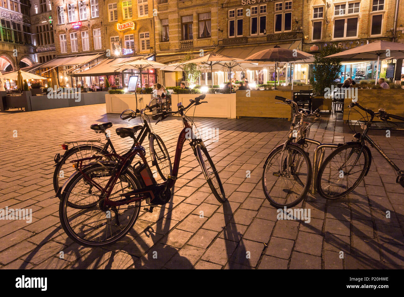 Hauptplatz in Ypern (Ieper), Belgien, am Abend oder in der Nacht Stockfoto