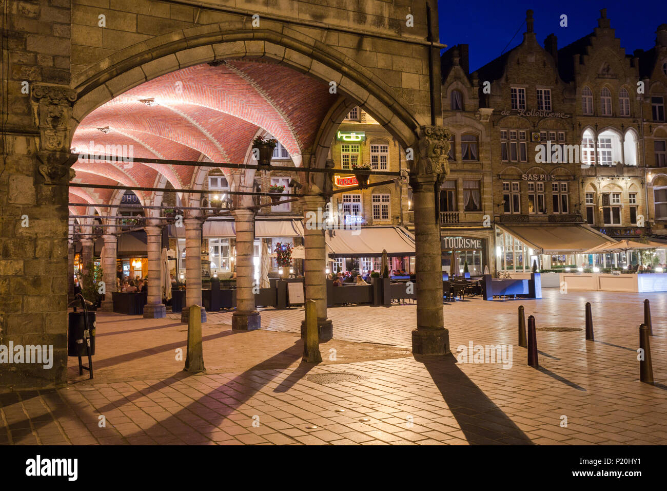 Hauptplatz in Ypern (Ieper), Belgien, am Abend oder in der Nacht Stockfoto