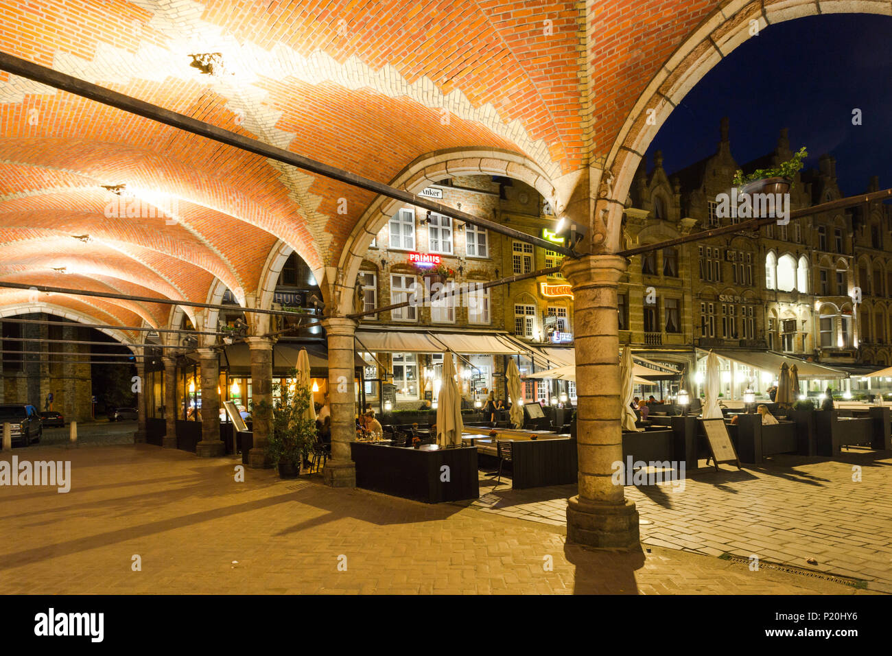 Hauptplatz in Ypern (Ieper), Belgien, am Abend oder in der Nacht Stockfoto