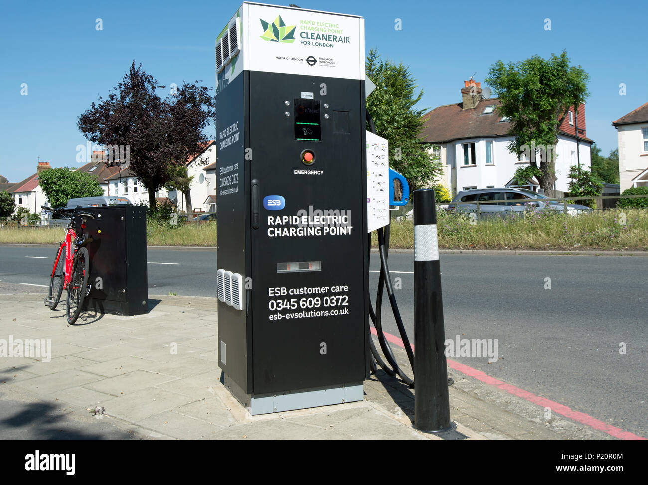 Schnelle Elektroauto Aufladepunkt in East Sheen, London, England Stockfoto