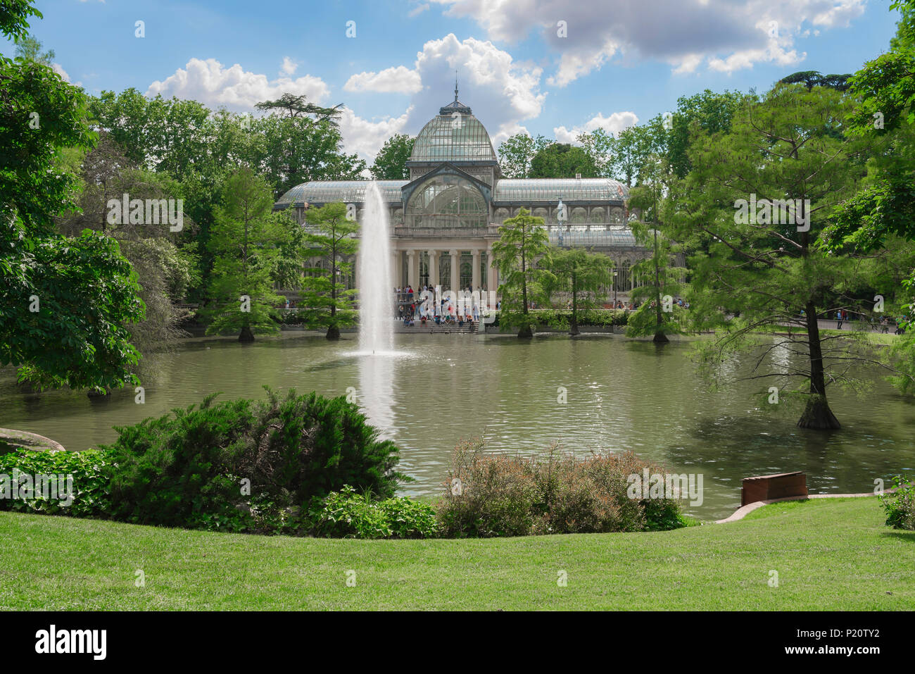 Madrid park Crystal Palace, Blick auf den Palacio Cristal und See in der Mitte des Parque del Retiro in Madrid, Spanien. Stockfoto