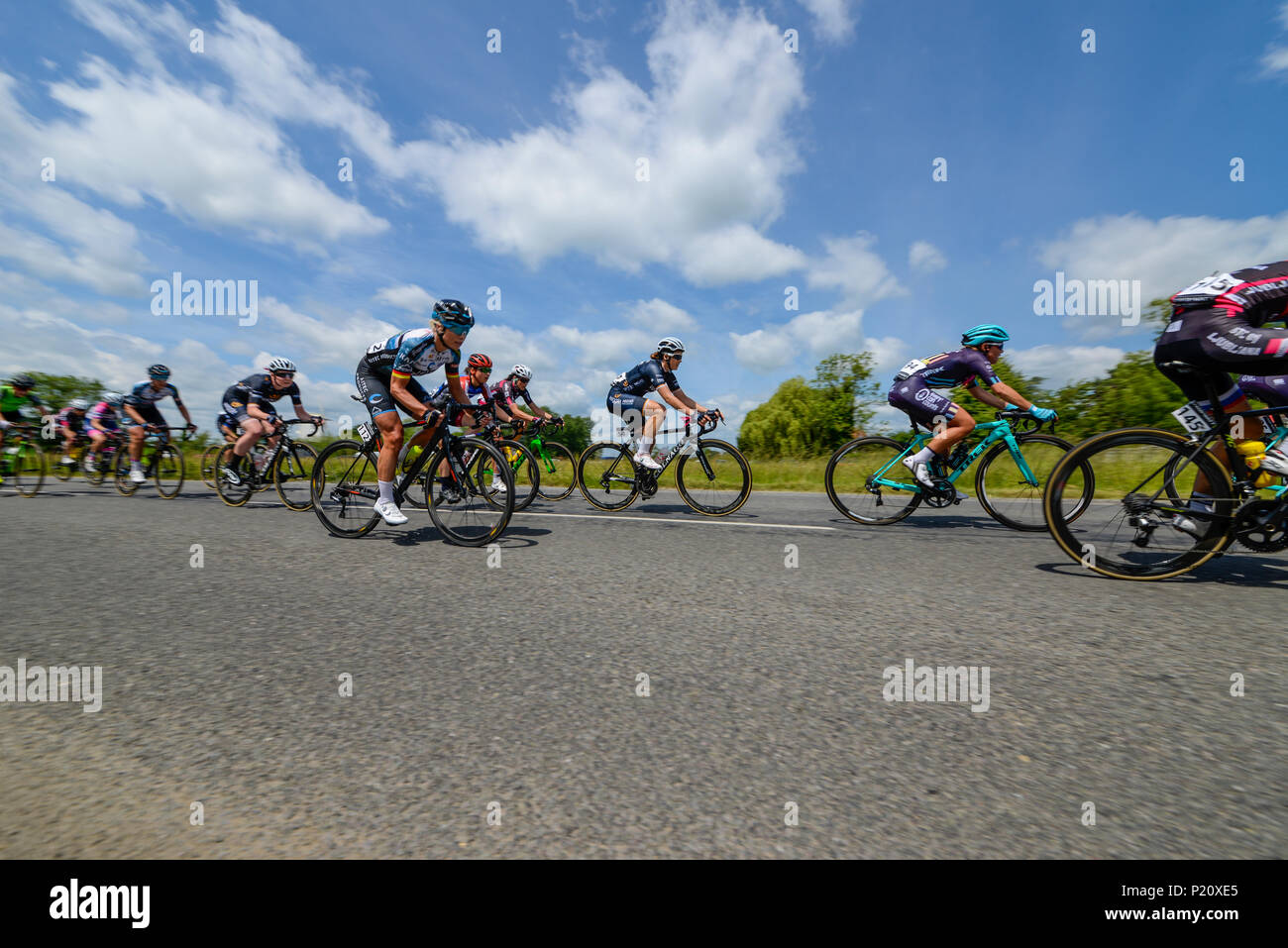 Das OVO Energy Women's Tour of Britain Radrennen beginnt mit der ersten Etappe in Framlingham und endet in Southwold. Die 130 km lange Etappe führte in vielen Dörfern und Städten des Countys. Fahrer fahren durch die Landschaft in der Nähe von Saxtead Green, Suffolk, Großbritannien Stockfoto