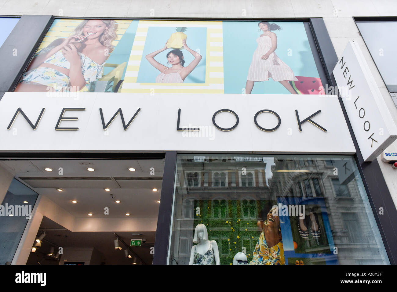 London, Großbritannien. 13. Juni 2018. Äußere des neuen Look Store auf Tottenham Court Road. Der neue Look Mode Kette einen jährlichen Verlust von fast £ 235 m mit einem Umsatz um 12 % im Jahr 1,3 Mrd. £, 24. März entstanden ist. Das Unternehmen hat einem Unternehmen freiwillige Anordnung (CVA), Vermietung, Kosten zu sparen und mit bis zu 60 der 593 speichert, einschließlich der auf die Tottenham Court Road umstrukturieren, erwartet zu schließen. House of Fraser, ebenfalls vor kurzem bekannt gegeben, dass seine Oxford Street Flaggschiff wird geschlossen, auch als Teil der CVA Umstrukturierungsplan. Credit: Stephen Chung/Alamy leben Nachrichten Stockfoto
