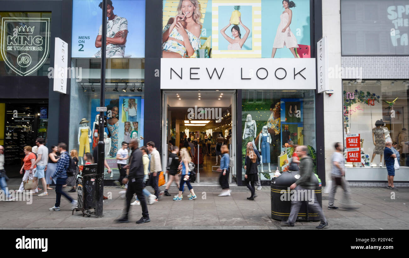 London, Großbritannien. 13. Juni 2018. Käufer vorbei, der neue Look Store auf Tottenham Court Road. Der neue Look Mode Kette einen jährlichen Verlust von fast £ 235 m mit einem Umsatz um 12 % im Jahr 1,3 Mrd. £, 24. März entstanden ist. Das Unternehmen hat einem Unternehmen freiwillige Anordnung (CVA), Vermietung, Kosten zu sparen und mit bis zu 60 der 593 speichert, einschließlich der auf die Tottenham Court Road umstrukturieren, erwartet zu schließen. House of Fraser, ebenfalls vor kurzem bekannt gegeben, dass seine Oxford Street Flaggschiff wird geschlossen, auch als Teil der CVA Umstrukturierungsplan. Credit: Stephen Chung/Alamy leben Nachrichten Stockfoto