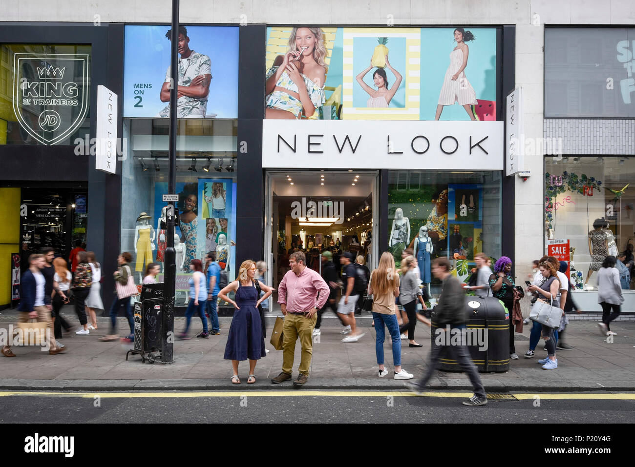 London, Großbritannien. 13. Juni 2018. Käufer vorbei, der neue Look Store auf Tottenham Court Road. Der neue Look Mode Kette einen jährlichen Verlust von fast £ 235 m mit einem Umsatz um 12 % im Jahr 1,3 Mrd. £, 24. März entstanden ist. Das Unternehmen hat einem Unternehmen freiwillige Anordnung (CVA), Vermietung, Kosten zu sparen und mit bis zu 60 der 593 speichert, einschließlich der auf die Tottenham Court Road umstrukturieren, erwartet zu schließen. House of Fraser, ebenfalls vor kurzem bekannt gegeben, dass seine Oxford Street Flaggschiff wird geschlossen, auch als Teil der CVA Umstrukturierungsplan. Credit: Stephen Chung/Alamy leben Nachrichten Stockfoto