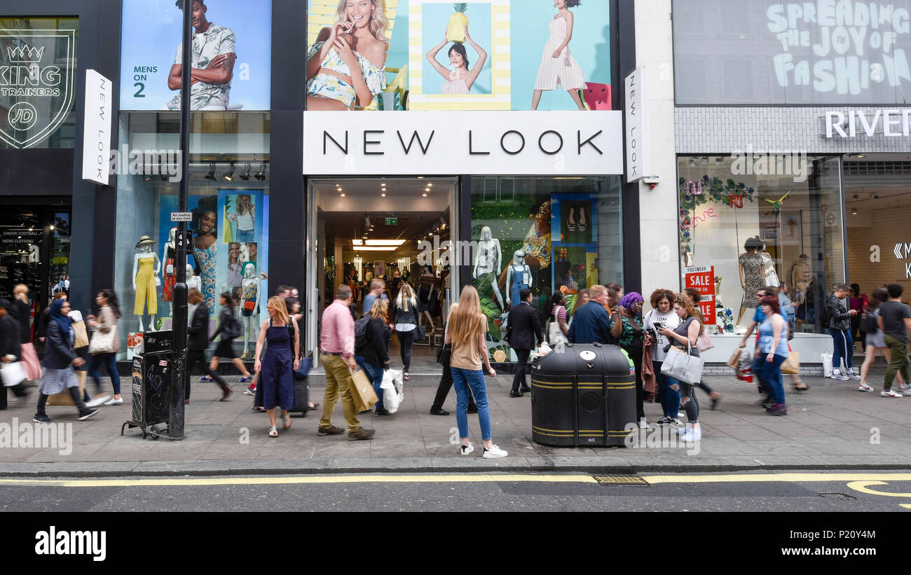 London, Großbritannien. 13. Juni 2018. Käufer vorbei, der neue Look Store auf Tottenham Court Road. Der neue Look Mode Kette einen jährlichen Verlust von fast £ 235 m mit einem Umsatz um 12 % im Jahr 1,3 Mrd. £, 24. März entstanden ist. Das Unternehmen hat einem Unternehmen freiwillige Anordnung (CVA), Vermietung, Kosten zu sparen und mit bis zu 60 der 593 speichert, einschließlich der auf die Tottenham Court Road umstrukturieren, erwartet zu schließen. House of Fraser, ebenfalls vor kurzem bekannt gegeben, dass seine Oxford Street Flaggschiff wird geschlossen, auch als Teil der CVA Umstrukturierungsplan. Credit: Stephen Chung/Alamy leben Nachrichten Stockfoto