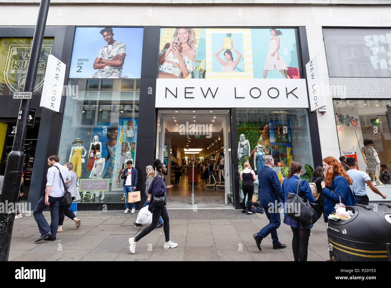 London, Großbritannien. 13. Juni 2018. Käufer vorbei, der neue Look Store auf Tottenham Court Road. Der neue Look Mode Kette einen jährlichen Verlust von fast £ 235 m mit einem Umsatz um 12 % im Jahr 1,3 Mrd. £, 24. März entstanden ist. Das Unternehmen hat einem Unternehmen freiwillige Anordnung (CVA), Vermietung, Kosten zu sparen und mit bis zu 60 der 593 speichert, einschließlich der auf die Tottenham Court Road umstrukturieren, erwartet zu schließen. House of Fraser, ebenfalls vor kurzem bekannt gegeben, dass seine Oxford Street Flaggschiff wird geschlossen, auch als Teil der CVA Umstrukturierungsplan. Credit: Stephen Chung/Alamy leben Nachrichten Stockfoto