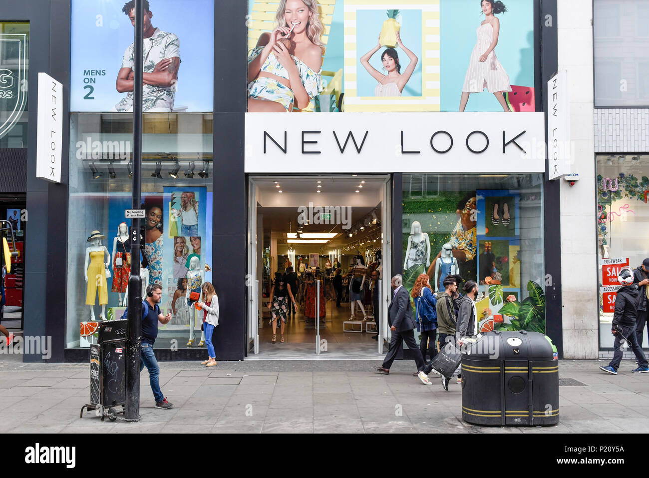 London, Großbritannien. 13. Juni 2018. Käufer vorbei, der neue Look Store auf Tottenham Court Road. Der neue Look Mode Kette einen jährlichen Verlust von fast £ 235 m mit einem Umsatz um 12 % im Jahr 1,3 Mrd. £, 24. März entstanden ist. Das Unternehmen hat einem Unternehmen freiwillige Anordnung (CVA), Vermietung, Kosten zu sparen und mit bis zu 60 der 593 speichert, einschließlich der auf die Tottenham Court Road umstrukturieren, erwartet zu schließen. House of Fraser, ebenfalls vor kurzem bekannt gegeben, dass seine Oxford Street Flaggschiff wird geschlossen, auch als Teil der CVA Umstrukturierungsplan. Credit: Stephen Chung/Alamy leben Nachrichten Stockfoto