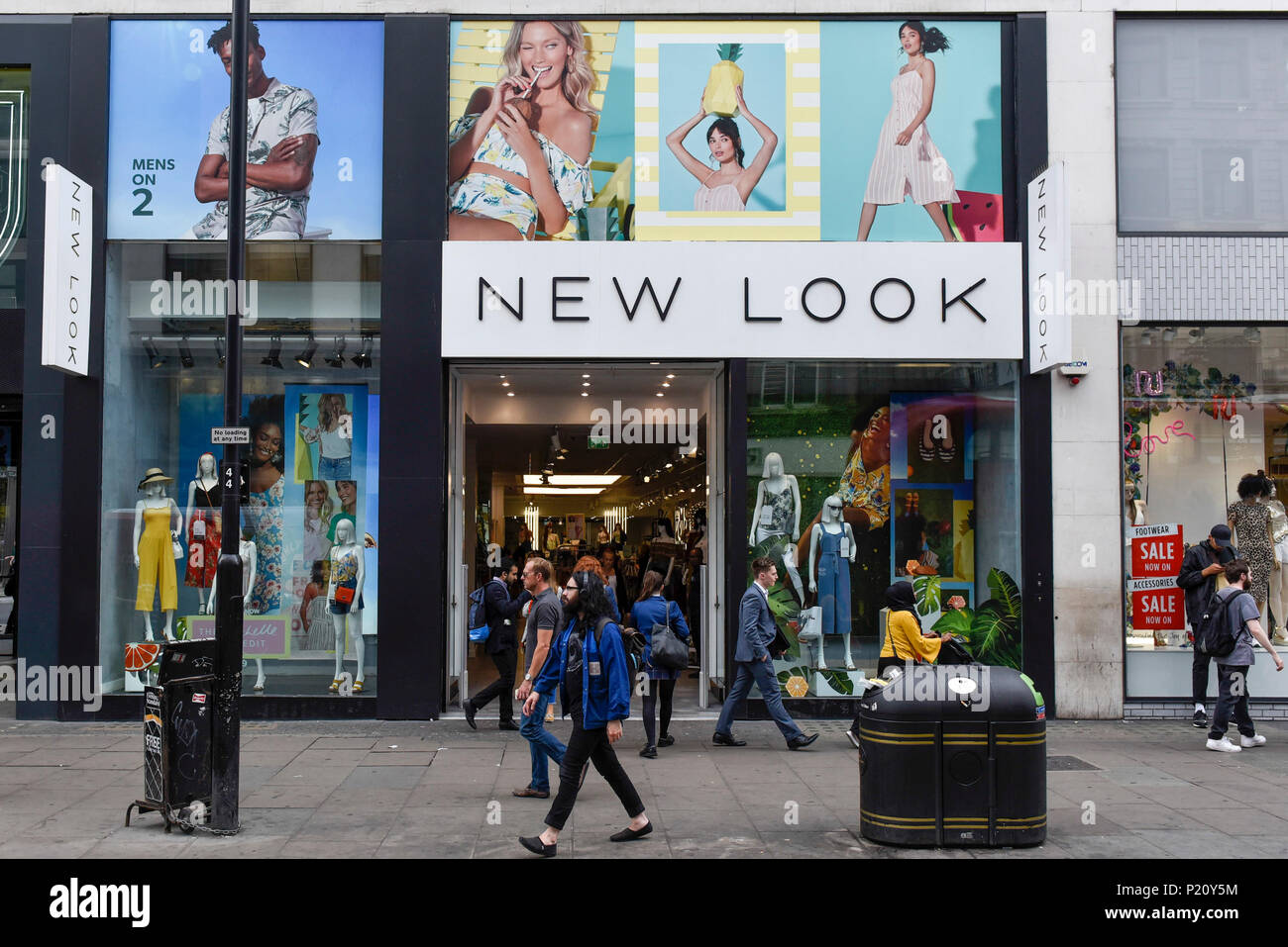 London, Großbritannien. 13. Juni 2018. Käufer vorbei, der neue Look Store auf Tottenham Court Road. Der neue Look Mode Kette einen jährlichen Verlust von fast £ 235 m mit einem Umsatz um 12 % im Jahr 1,3 Mrd. £, 24. März entstanden ist. Das Unternehmen hat einem Unternehmen freiwillige Anordnung (CVA), Vermietung, Kosten zu sparen und mit bis zu 60 der 593 speichert, einschließlich der auf die Tottenham Court Road umstrukturieren, erwartet zu schließen. House of Fraser, ebenfalls vor kurzem bekannt gegeben, dass seine Oxford Street Flaggschiff wird geschlossen, auch als Teil der CVA Umstrukturierungsplan. Credit: Stephen Chung/Alamy leben Nachrichten Stockfoto