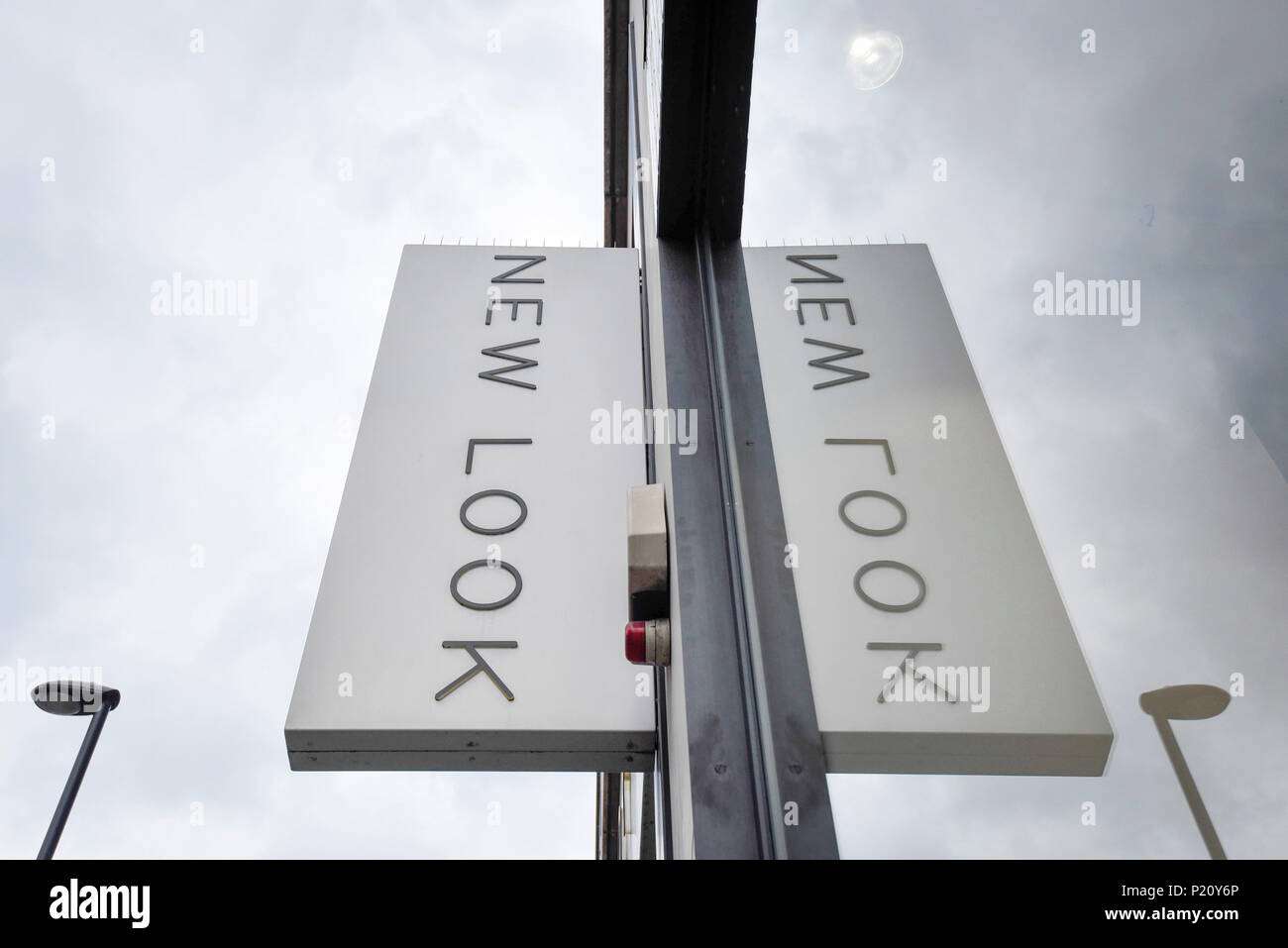 London, Großbritannien. 13. Juni 2018. Äußere des neuen Look Store auf Tottenham Court Road. Der neue Look Mode Kette einen jährlichen Verlust von fast £ 235 m mit einem Umsatz um 12 % im Jahr 1,3 Mrd. £, 24. März entstanden ist. Das Unternehmen hat einem Unternehmen freiwillige Anordnung (CVA), Vermietung, Kosten zu sparen und mit bis zu 60 der 593 speichert, einschließlich der auf die Tottenham Court Road umstrukturieren, erwartet zu schließen. House of Fraser, ebenfalls vor kurzem bekannt gegeben, dass seine Oxford Street Flaggschiff wird geschlossen, auch als Teil der CVA Umstrukturierungsplan. Credit: Stephen Chung/Alamy leben Nachrichten Stockfoto