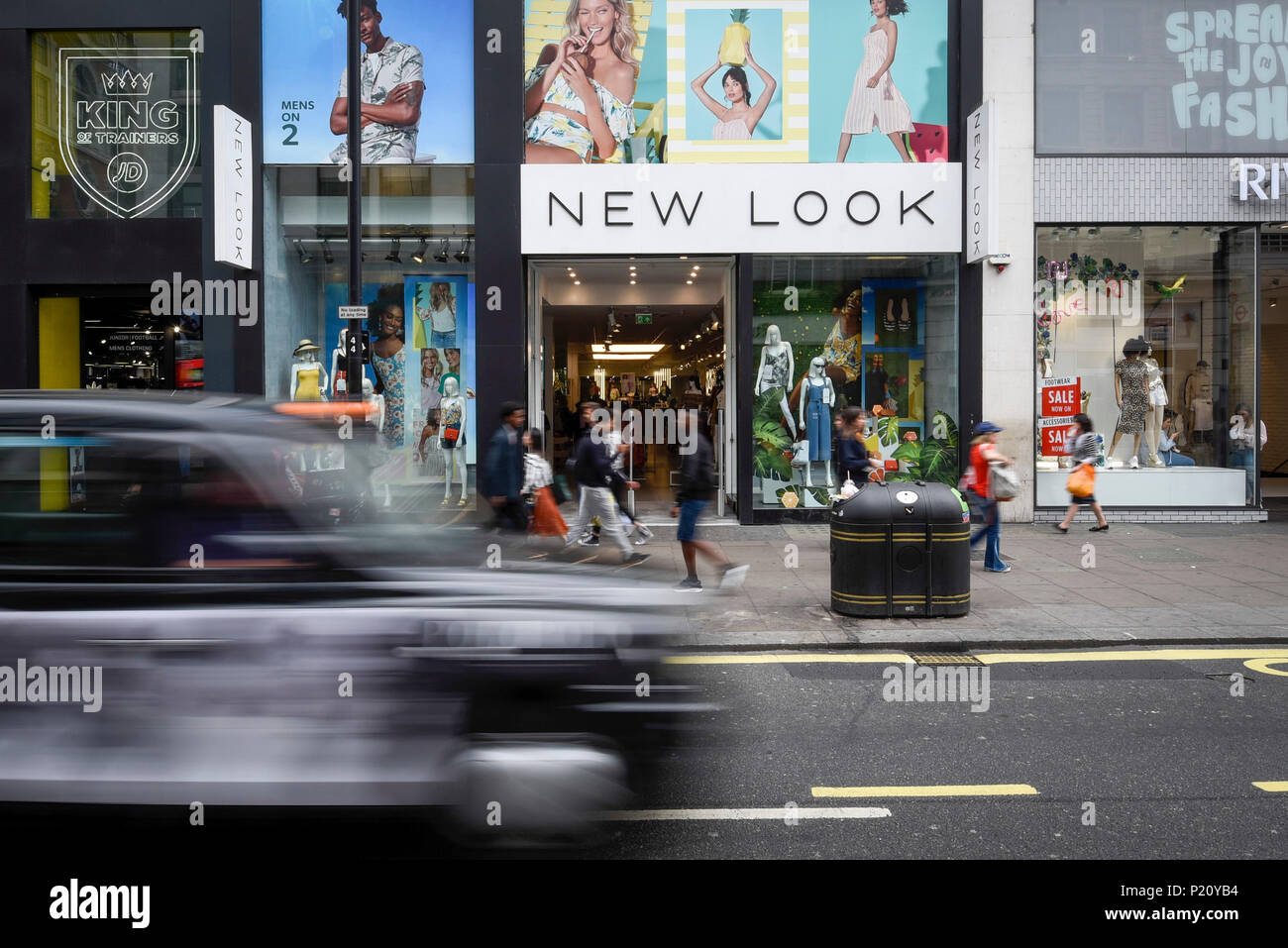 London, Großbritannien. 13. Juni 2018. Käufer vorbei, der neue Look Store auf Tottenham Court Road. Der neue Look Mode Kette einen jährlichen Verlust von fast £ 235 m mit einem Umsatz um 12 % im Jahr 1,3 Mrd. £, 24. März entstanden ist. Das Unternehmen hat einem Unternehmen freiwillige Anordnung (CVA), Vermietung, Kosten zu sparen und mit bis zu 60 der 593 speichert, einschließlich der auf die Tottenham Court Road umstrukturieren, erwartet zu schließen. House of Fraser, ebenfalls vor kurzem bekannt gegeben, dass seine Oxford Street Flaggschiff wird geschlossen, auch als Teil der CVA Umstrukturierungsplan. Credit: Stephen Chung/Alamy leben Nachrichten Stockfoto