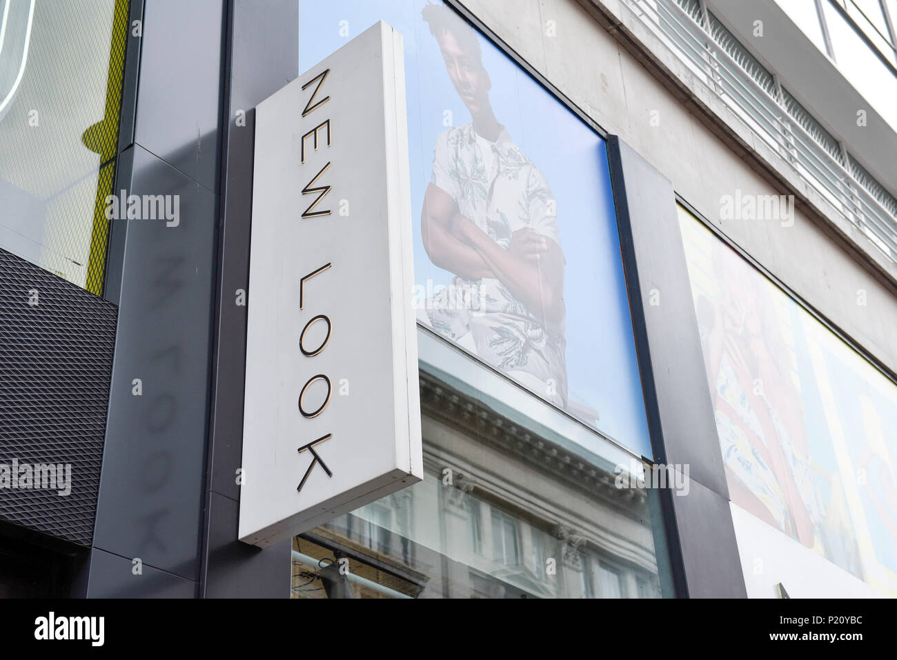 London, Großbritannien. 13. Juni 2018. Äußere des neuen Look Store auf Tottenham Court Road. Der neue Look Mode Kette einen jährlichen Verlust von fast £ 235 m mit einem Umsatz um 12 % im Jahr 1,3 Mrd. £, 24. März entstanden ist. Das Unternehmen hat einem Unternehmen freiwillige Anordnung (CVA), Vermietung, Kosten zu sparen und mit bis zu 60 der 593 speichert, einschließlich der auf die Tottenham Court Road umstrukturieren, erwartet zu schließen. House of Fraser, ebenfalls vor kurzem bekannt gegeben, dass seine Oxford Street Flaggschiff wird geschlossen, auch als Teil der CVA Umstrukturierungsplan. Credit: Stephen Chung/Alamy leben Nachrichten Stockfoto