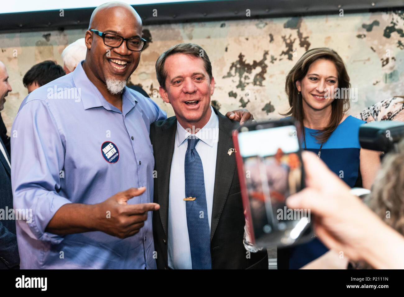 Columbia, South Carolina, USA - 12. Juni 2018: demokratische gubernatorial frontrunner James Smith und sein Vizegouverneur pick Mandy Befugnisse Norrell feiern Ihre primäre Win über Gefährten demokratische Kandidaten Marguerite Willis und Phil Noble mit Familie und Unterstützer. Credit: Crush Rush/Alamy leben Nachrichten Stockfoto