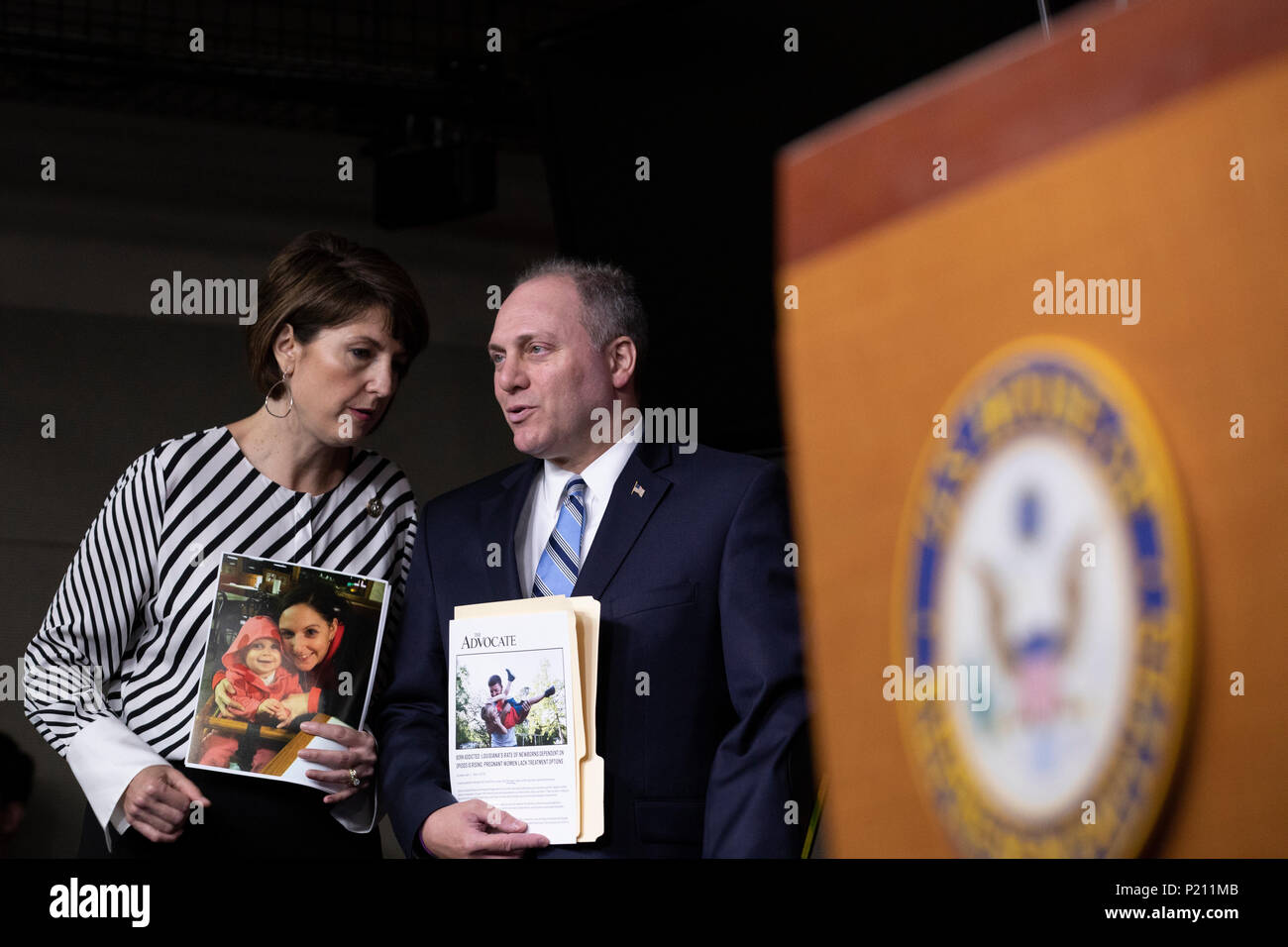 Vertreter Cathy McMorris Rodgers, Republikaner von Washington, flüstert Vertreter Steve Scalise, Republikaner von Louisiana, während einer post-republikanischen Caucus Treffen Pressekonferenz auf dem Capitol Hill in Washington, DC am 13. Juni 2018. Credit: Alex Edelman/CNP/MediaPunch Stockfoto