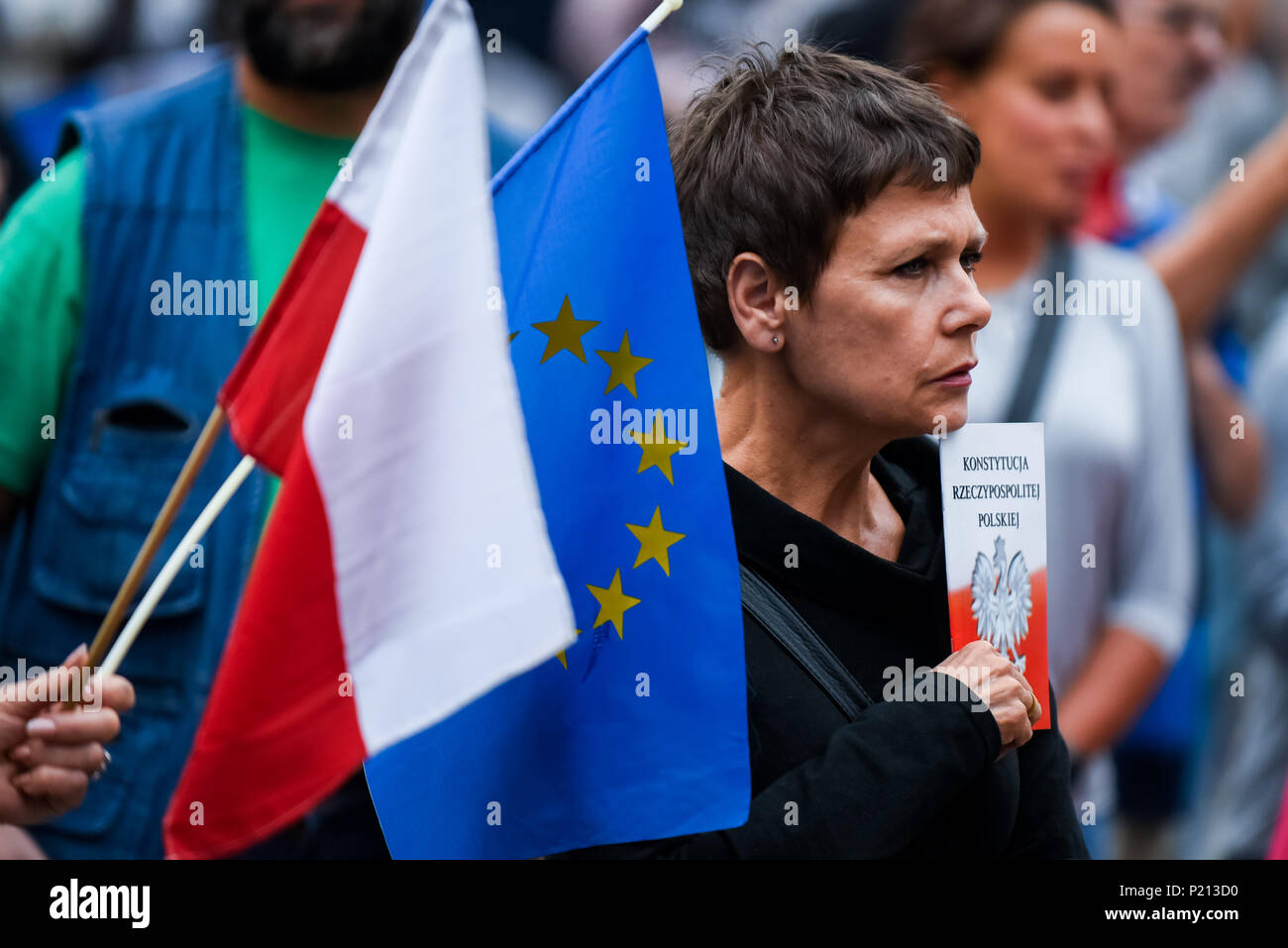 Krakau, Polen. 13. Juni, 2018. Menschen besuchen einen Protest gegen die Justizreformen in Krakau Gericht. Im Dezember 2017 startete die Europäische Kommission eine Artikel 7 Disziplinarverfahren, die theoretisch die Aussetzung der Polens EU-Stimmrecht führen könnte. Die Europäische Kommission Polen gab, bis Ende Juni die Reformen der derzeitigen Regierung eingeführt, um rückwärts, aber keine Änderungen bis heute, 13. Juni, beschloss die EU die Verhandlungen noch in diesem Monat zu starten, weil Polen die Unabhängigkeit der Gerichte verletzt. Credit: Omar Marques/SOPA Images/ZUMA Draht/Alamy leben Nachrichten Stockfoto