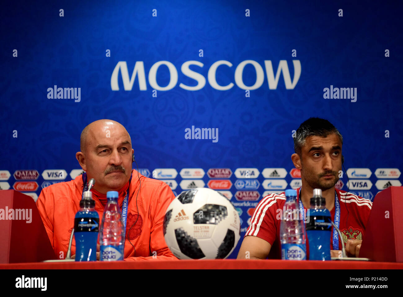 Moskau, Russland - 13. Juni 2018. Die russische Nationalmannschaft Trainer Stanislav Cherchesov und Mittelfeldspieler Aleksander Samedov auf einer Pressekonferenz vor dem Eröffnungsspiel der FIFA WM 2018 Russland vs Saudi-arabien. Credit: Alizada Studios/Alamy leben Nachrichten Stockfoto