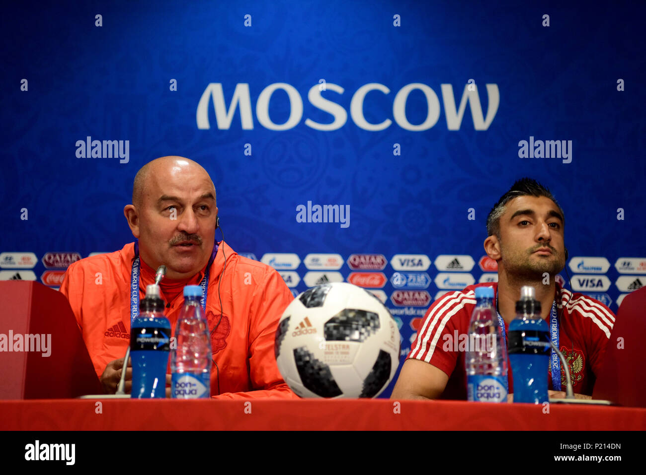 Moskau, Russland - 13. Juni 2018. Die russische Nationalmannschaft Trainer Stanislav Cherchesov und Mittelfeldspieler Aleksander Samedov auf einer Pressekonferenz vor dem Eröffnungsspiel der FIFA WM 2018 Russland vs Saudi-arabien. Credit: Alizada Studios/Alamy leben Nachrichten Stockfoto