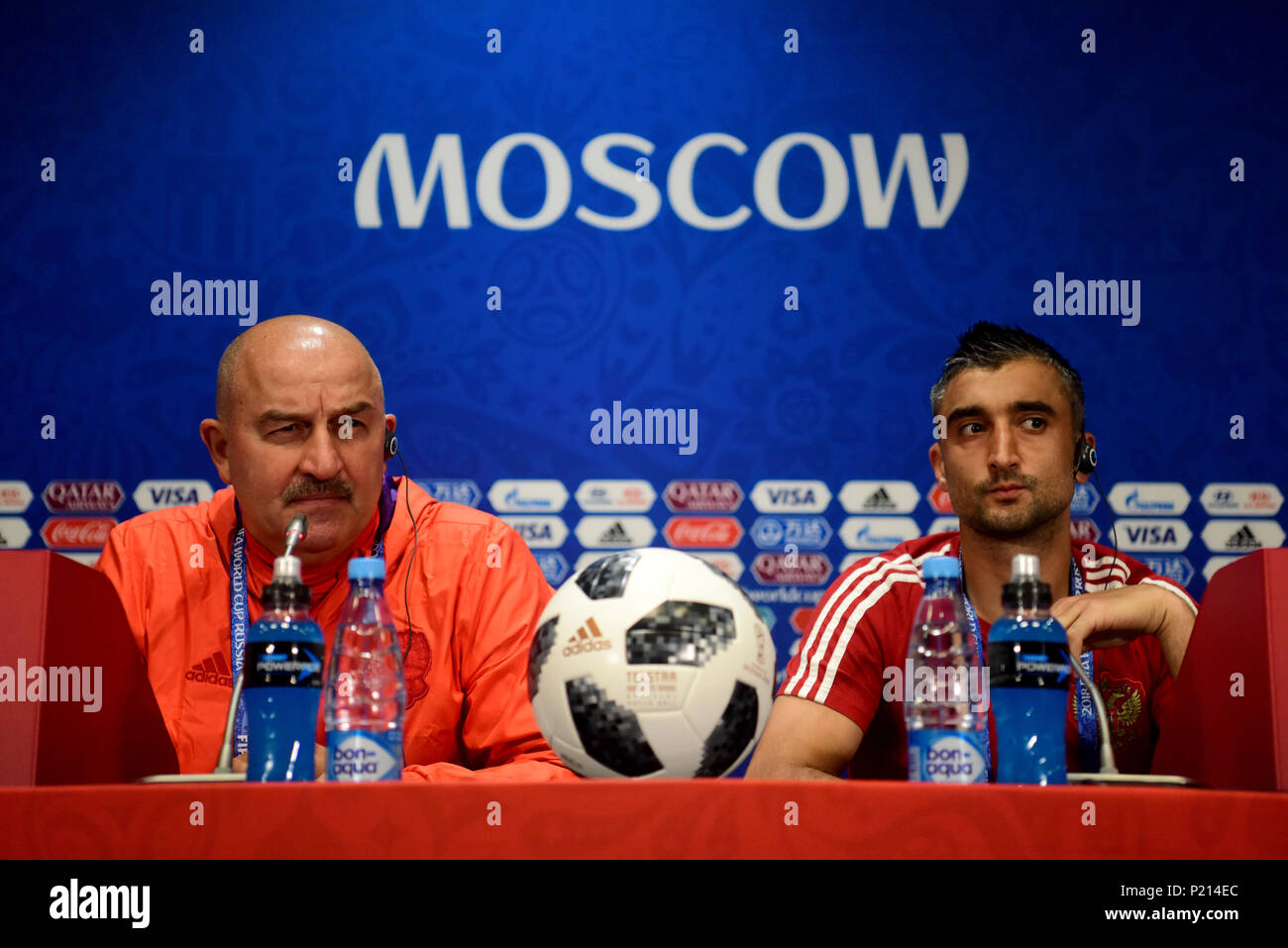 Moskau, Russland - 13. Juni 2018. Die russische Nationalmannschaft Trainer Stanislav Cherchesov und Mittelfeldspieler Aleksander Samedov auf einer Pressekonferenz vor dem Eröffnungsspiel der FIFA WM 2018 Russland vs Saudi-arabien. Credit: Alizada Studios/Alamy leben Nachrichten Stockfoto