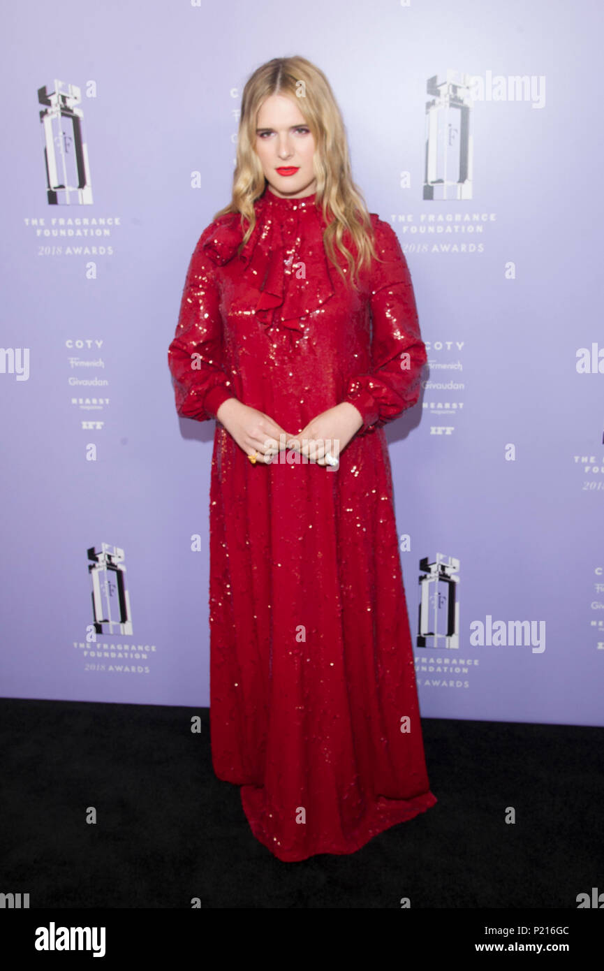 NEW YORK, NY - 12. Juni: Schauspielerin Hari Nef besucht 2018 Fragrance Foundation Awards in der Alice Tully Hall im Lincoln Center am 12. Juni 2018 in New York City. Credit: Ron Adar/Alamy leben Nachrichten Stockfoto