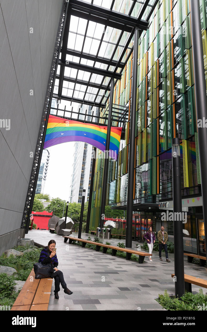 Seattle, Washington: Amazon feiert LGBTQ Stolz Monat mit der Erhöhung der  Stolz Flagge am Doppler Gebäude bei Amazon Hauptquartier Stockfotografie -  Alamy