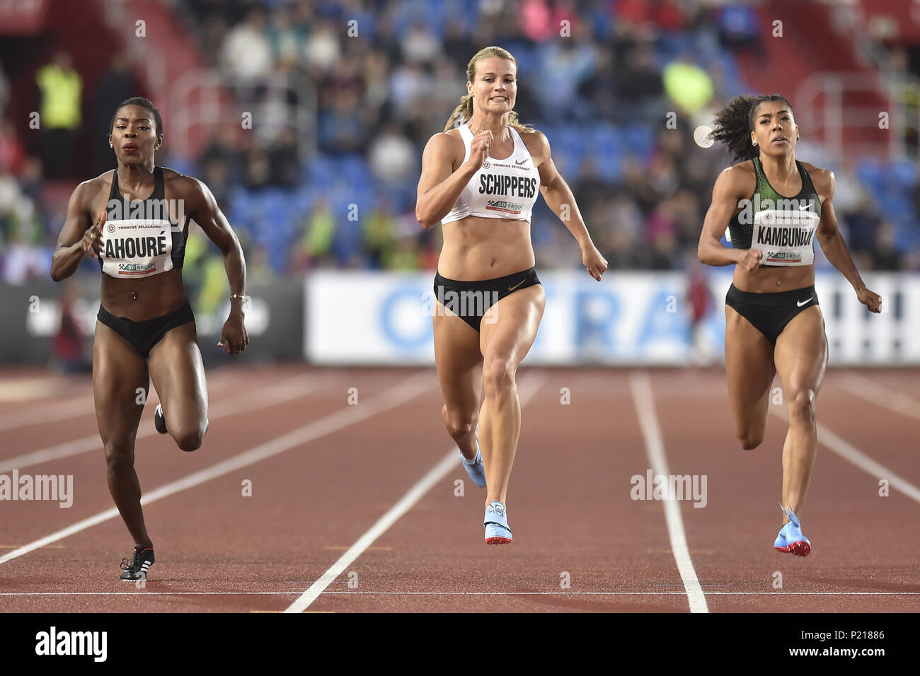 Ostrava Tschechische Republik 13 Juni 2018 L R Murielle Ahoure Elfenbeinkuste Dafne Schippers Niederlande Sieger Und Mujinga Kambundji Schweiz Konkurrieren Wahrend Der 200m Frauen Laufen Innerhalb Der 57 Golden Spike Ein Iaaf World