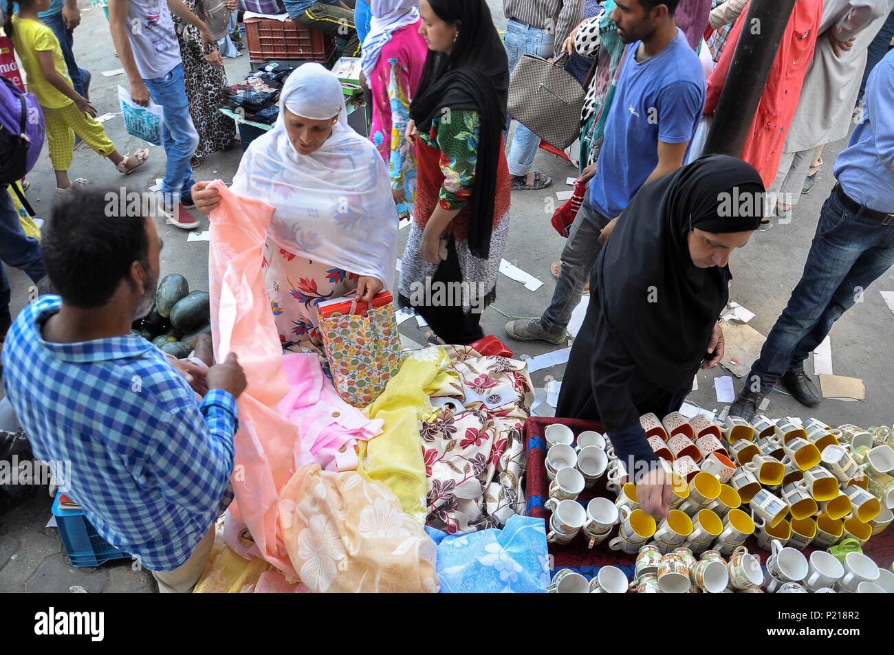 Kaschmir Bewohner Shop vor muslimischen Fest Eid al-Fitr am lokalen Markt in Srinagar, Indien verwalteten Kaschmir. Die Märkte in der muslimischen Welt Zeugnis riesigen Einkaufszentrum rush in Vorbereitung, ebenso wie das Eid al-Adha, eine Feier, die das Ende des muslimischen Fastenmonats Ramadan. Stockfoto