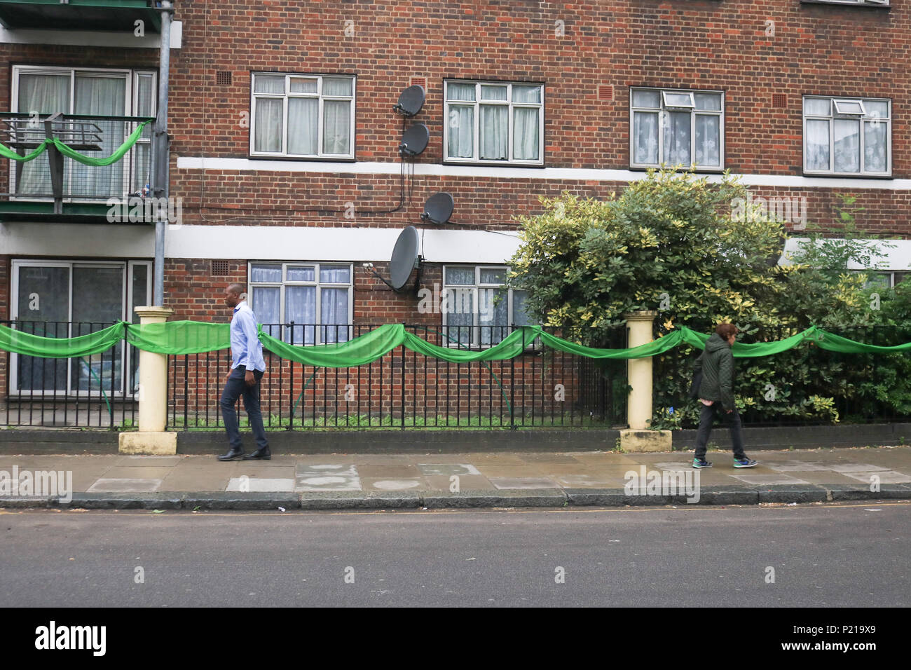 London, Großbritannien. 14. Juni 2018. Grünen Bändern drapiert in fornt aus einem Gehäuse, in dem Jahrestag der Grenfell Jahrestag ein Jahr nach dem Brand in West London, die das Leben der 72 Bewohner im Hochhaus geltend zu markieren. Eine Schweigeminute wird National am Mittag beobachtet werden, die Opfer der Grenfell Feuer am 14. Juni 2017 zu erinnern. Credit: Amer ghazzal/Alamy leben Nachrichten Stockfoto