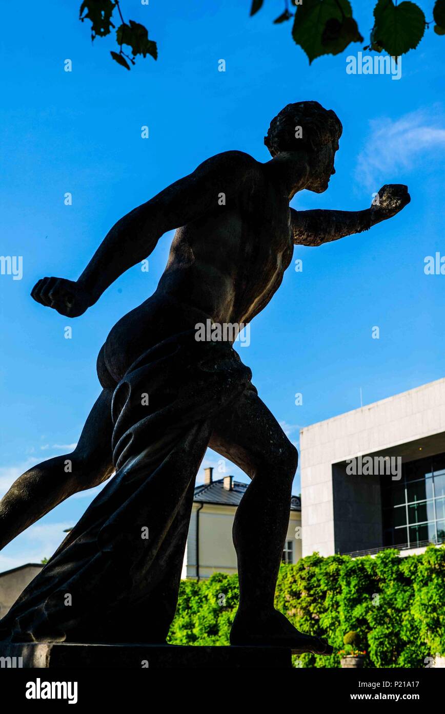 Juni 14, 2018-Salzburg, Salzburg, China - der Mirabellgarten wurde unter Fürsterzbischof Johann Ernst von Thun ab 1687 nach Plänen von Johann Bernhard Fischer von Erlach. In seiner geometrisch gestaltete Gärten sind Mythologie - themed Statuen aus 1730 und vier Gruppen von Skulptur (Aeneas, Hercules, Paris und Pluto), von italienischen Bildhauer Ottavio Mosto von 1690 erstellt. Es ist für seine Buchsbaum Layouts, einschließlich einer sylvan Theater (heckentheater) zwischen 1704 und 1718 entworfen. (Bild: © SIPA Asien über ZUMA Draht) Stockfoto