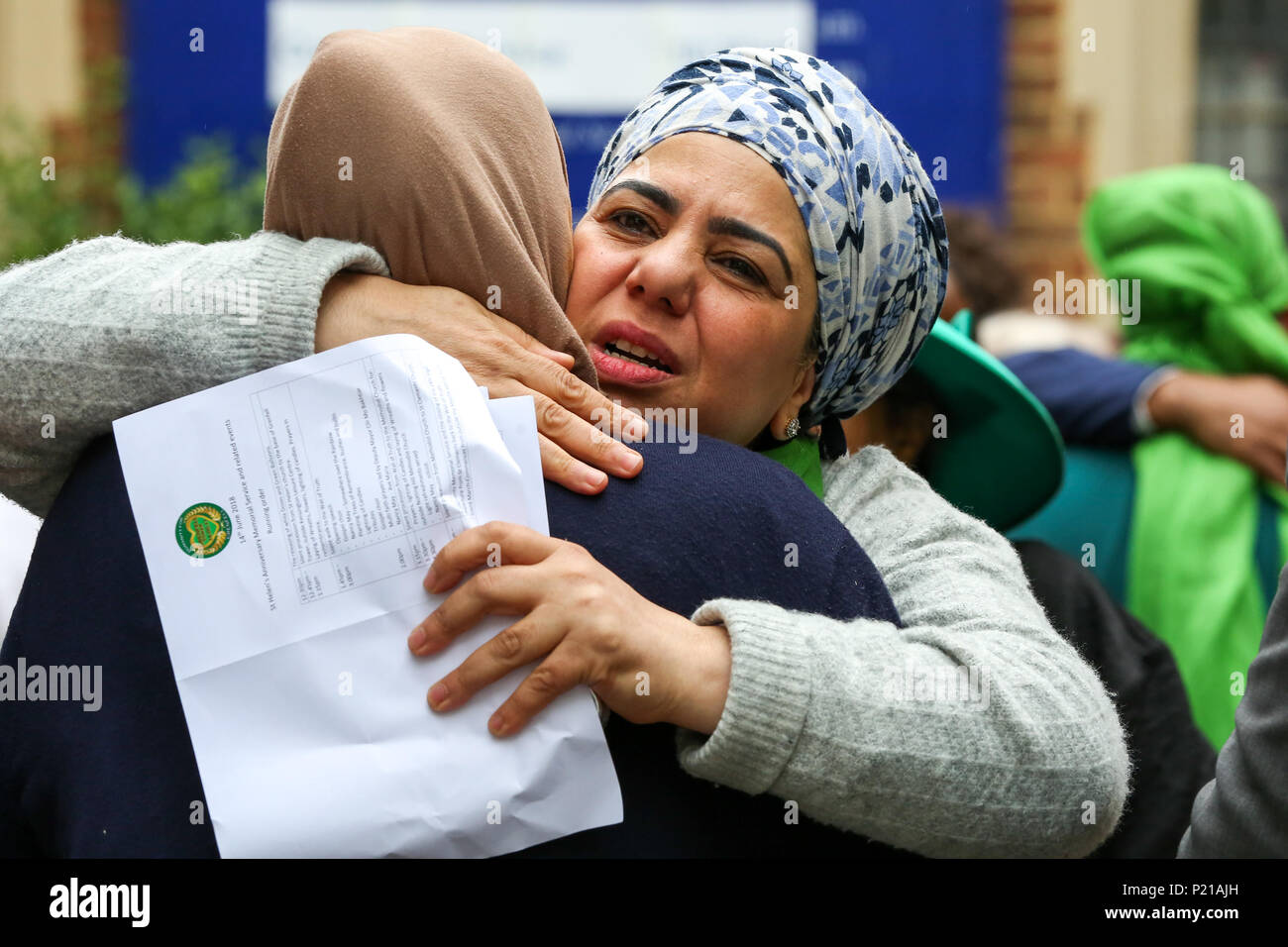 West London. London. UK vom 14. Juni 2018 - Politiker, religiöse Führer und Mitglieder der Gemeinschaft nimmt das Grenfell Jahrestag Gedenkfeier in St. Helen's Church, South Kensington die Opfer der Grefell Hochhaus Feuer zu erinnern. Das Feuer brach am 14. Juni 2017, in dem 24-stöckigen Hochhaus Grenfell von Sozialwohnungen Wohnungen in Kensington, West London, bei denen 72 Menschen ihr Leben verloren. Credit: Dinendra Haria/Alamy leben Nachrichten Stockfoto