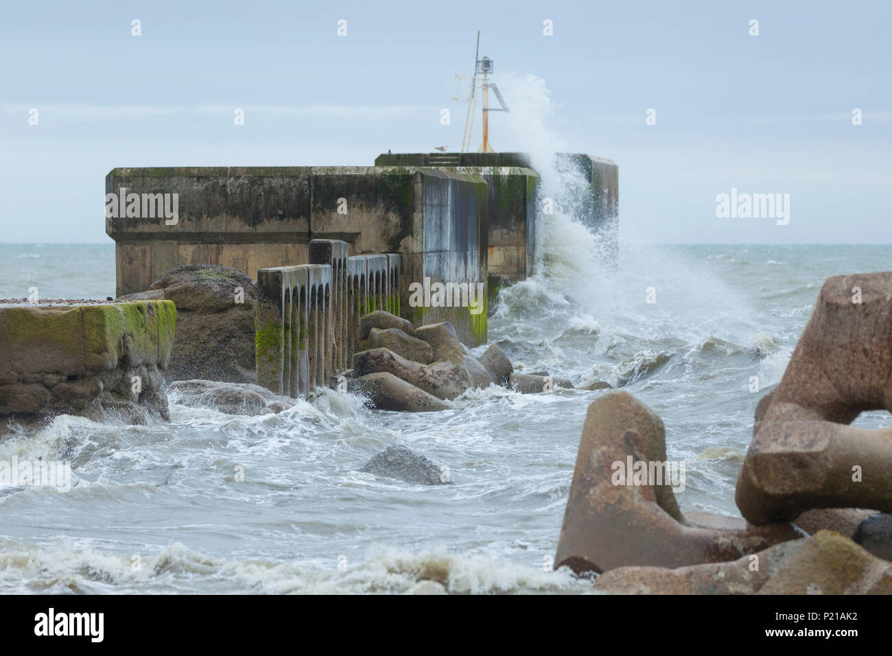 Hastings, East Sussex, UK. 14 Jun, 2018. UK Wetter: Sehr windig in Hastings heute Morgen mit Böen von Winden von mehr als 34 mph, regen Prognose ist für später. Max. Temperaturen von 15°C. Abgebildet ist der Hafen arm Nehmen ein Zerschlagen vom Meer. Sturm Hector. © Paul Lawrenson 2018, Foto: Paul Lawrenson/Alamy leben Nachrichten Stockfoto