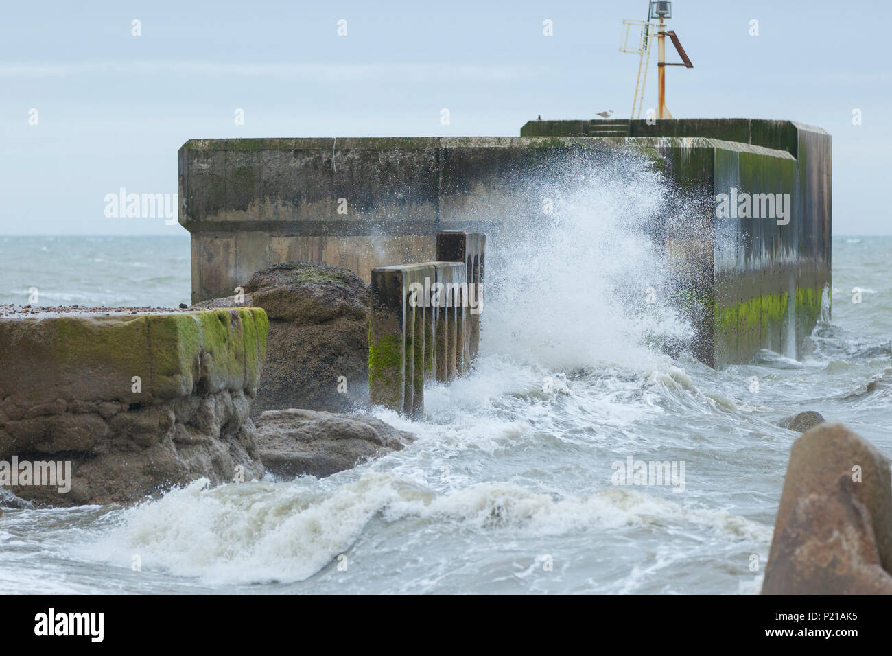 Hastings, East Sussex, UK. 14 Jun, 2018. UK Wetter: Sehr windig in Hastings heute Morgen mit Böen von Winden von mehr als 34 mph, regen Prognose ist für später. Max. Temperaturen von 15°C. Abgebildet ist der Hafen arm Nehmen ein Zerschlagen vom Meer. Sturm Hector. © Paul Lawrenson 2018, Foto: Paul Lawrenson/Alamy leben Nachrichten Stockfoto