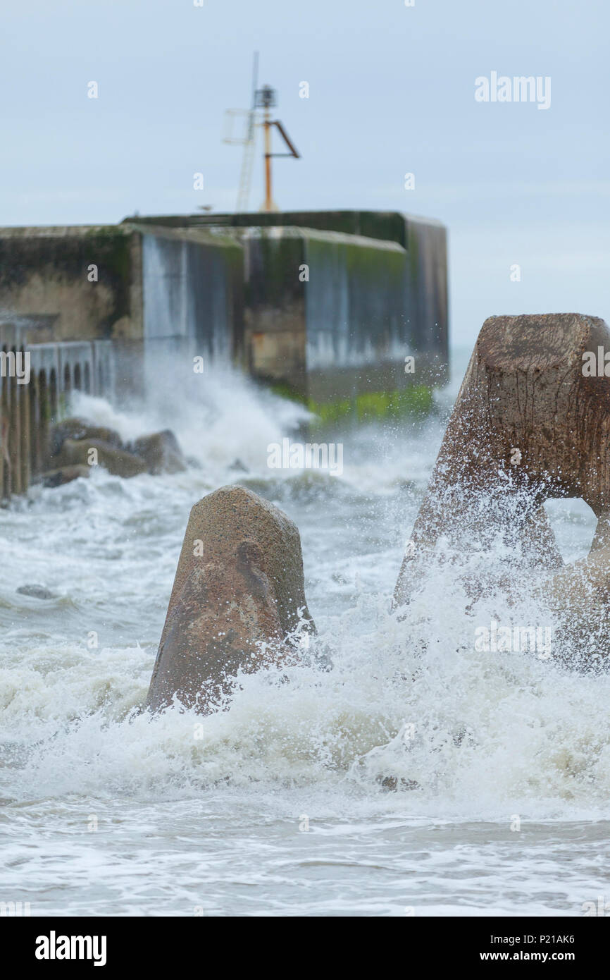 Hastings, East Sussex, UK. 14 Jun, 2018. UK Wetter: Sehr windig in Hastings heute Morgen mit Böen von Winden von mehr als 34 mph, regen Prognose ist für später. Max. Temperaturen von 15°C. Abgebildet ist der Hafen arm Nehmen ein Zerschlagen vom Meer. Sturm Hector. © Paul Lawrenson 2018, Foto: Paul Lawrenson/Alamy leben Nachrichten Stockfoto