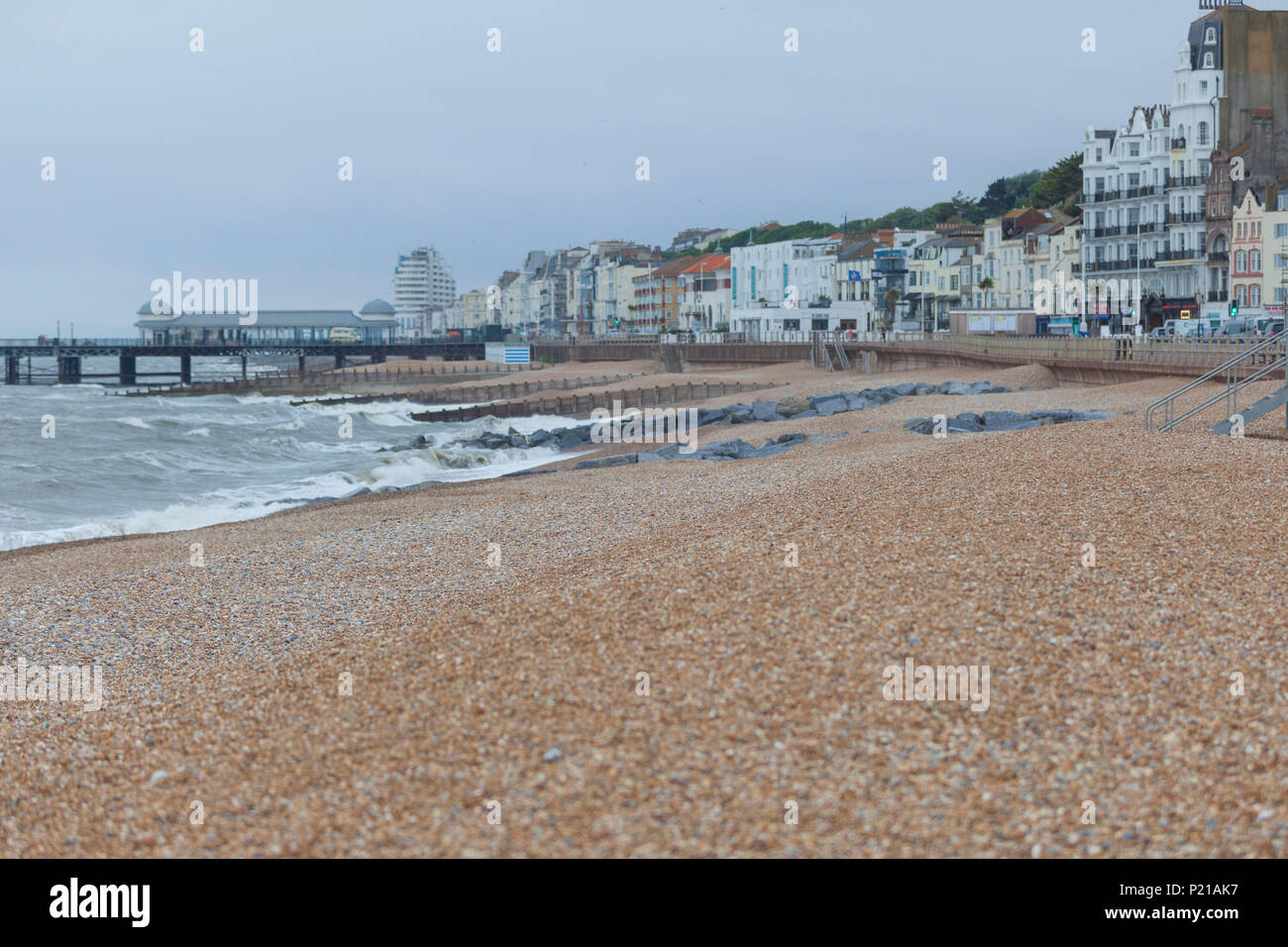 Hastings, East Sussex, UK. 14 Jun, 2018. UK Wetter: Sehr windig in Hastings heute Morgen mit Böen von Winden von mehr als 34 mph, regen Prognose ist für später. Max. Temperaturen von 15°C. Abgebildet ist die einsame Strände in Hastings. © Paul Lawrenson 2018, Foto: Paul Lawrenson/Alamy leben Nachrichten Stockfoto