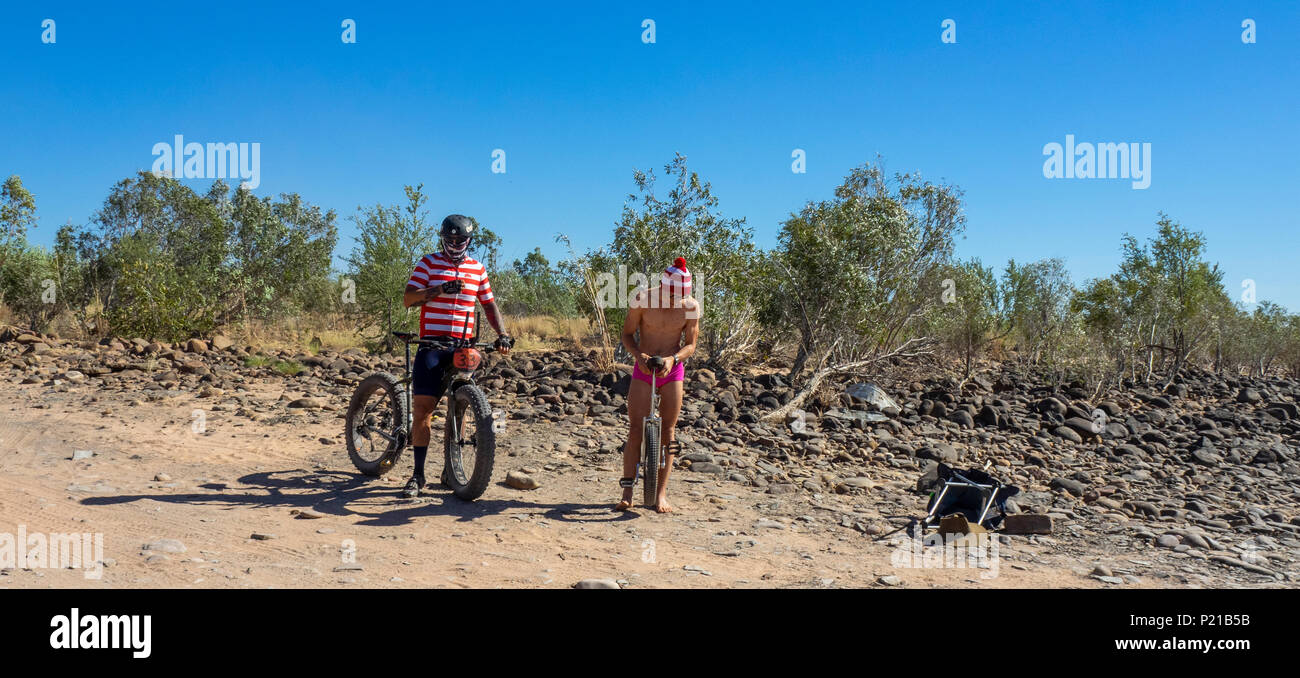 Gibb Herausforderung 2018 Radfahrer im Bib und Jersey und Wo ist Wally Kostüm auf fatbike und Einrad Gibb River Road Kimberley WA Australien gekleidet Stockfoto