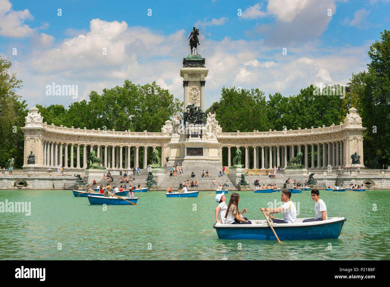 Retiro Park Madrid, an einem Sommernachmittag junge Menschen nehmen eine Bootsfahrt auf dem Estanque (See) im Parque del Retiro in Madrid, Spanien Stockfoto