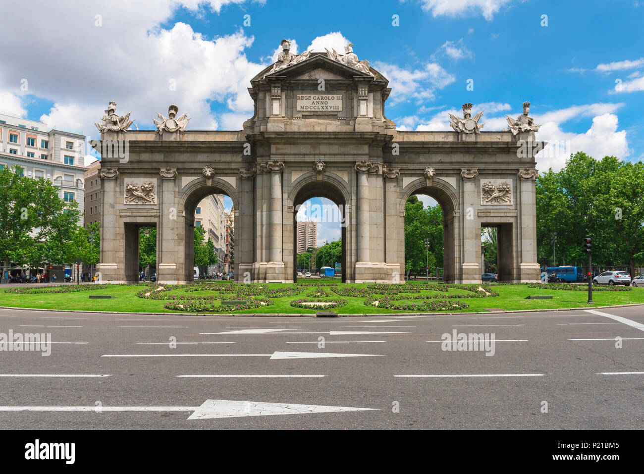 Plaza de la Independencia Madrid, Blick auf die Altstadt - das Tor Puerta de Alcalá - in der Plaza de la Independencia, Madrid, Spanien. Stockfoto