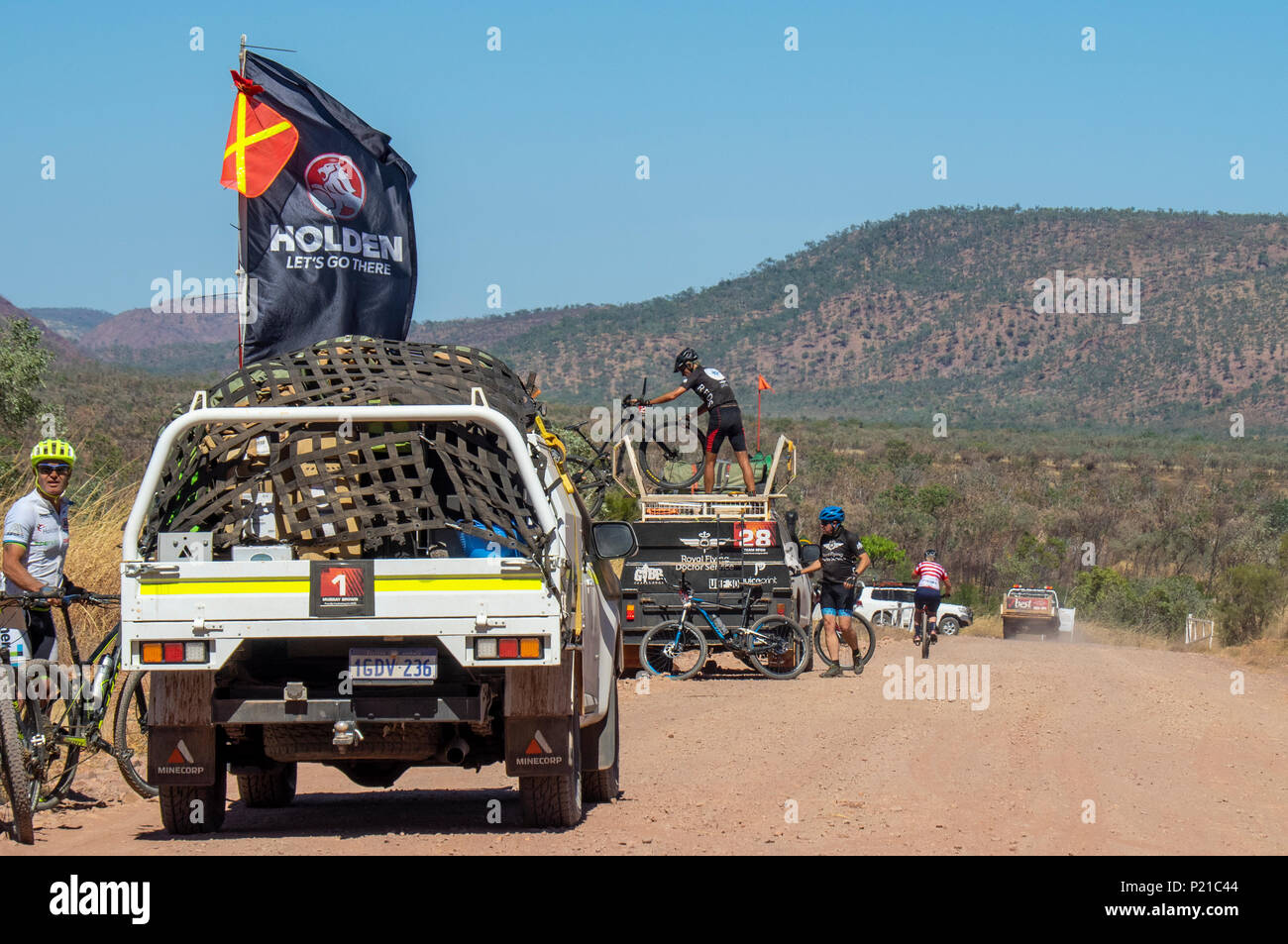 Gibb Herausforderung 2018 Konvoi von 4 Fahrzeuge und Radfahrer reiten Mountain bikes Durack Moutain Spektrum der Gibb River Road Kimberley Australien Stockfoto