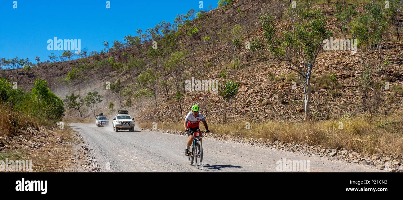 Gibb Herausforderung 2018 Radfahrer reiten Mountainbike und 4 wheel drive Support Fahrzeuge auf einer Schotterstraße El Questro Station Kimberley WesternAustralia Stockfoto