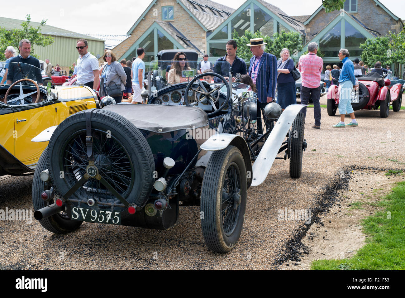 Oldtimer bei Daylesford Organic Farm Shop Sommer Festival. Daylesford, Cotswolds, Gloucestershire, England Stockfoto