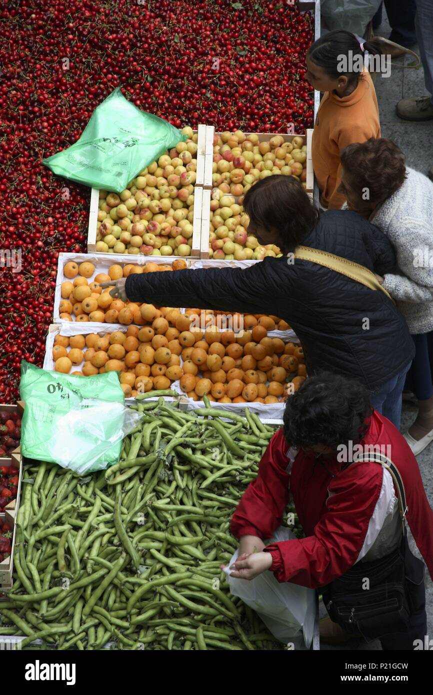 Spanien - Katalonien - Osona (Bezirk) - Barcelona. Vic; Plaza Mayor/Plaça Major; tenderete de Frutas y verduras. Stockfoto
