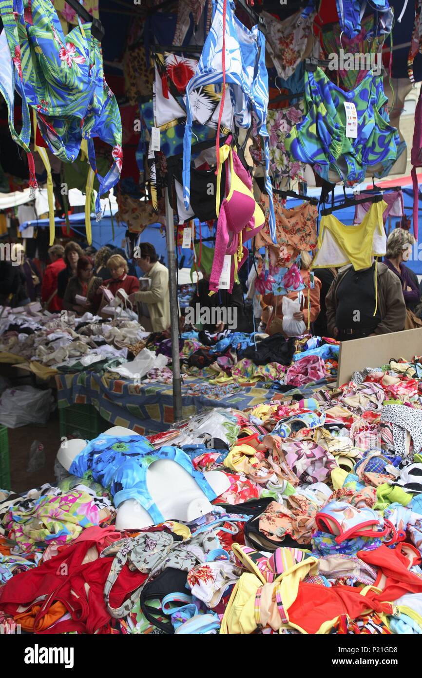 Spanien - Katalonien - Osona (Bezirk) - Barcelona. Vic; Plaza Mayor/Plaça Major; tenderete de bañadores/ropa Interior de Mujeres. Stockfoto