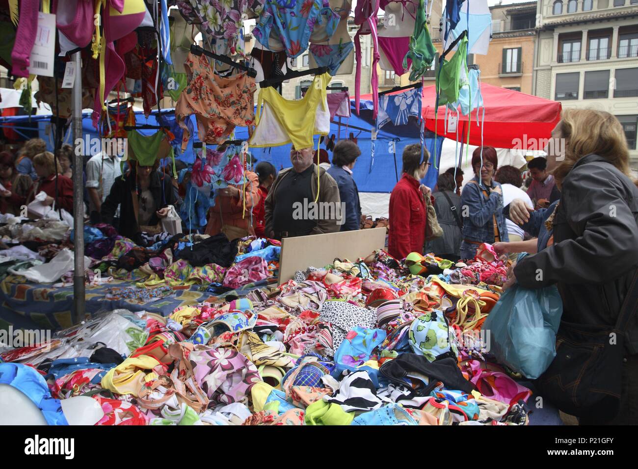 Spanien - Katalonien - Osona (Bezirk) - Barcelona. Vic; Plaza Mayor/Plaça Major; tenderete de bañadores/ropa Interior de Mujeres. Stockfoto