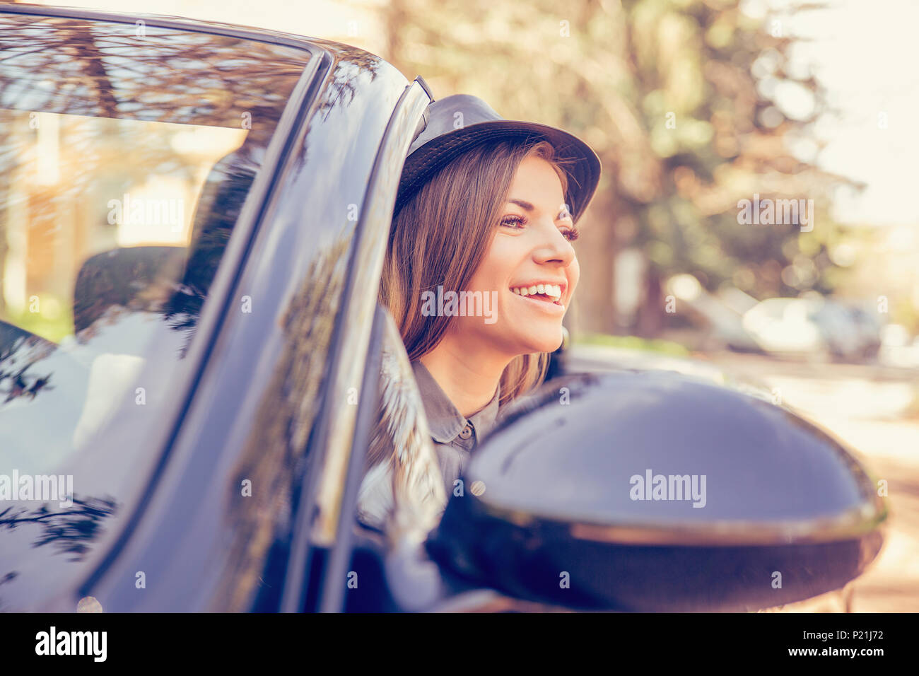 Happy woman-driving-Wandelanleihe an einem sonnigen Tag Stockfoto