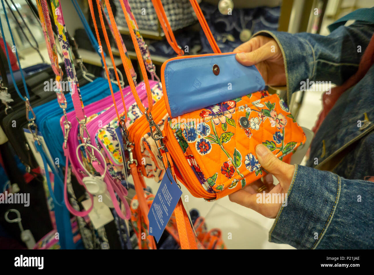 Die Vera Bradley Boutique in Macy's Flaggschiff Kaufhaus in der Herald Square in New York am Montag, 4. Juni 2018. Vera Bradley, Inc. wird voraussichtlich im ersten Quartal das Ergebnis am 6. Juni 2018 vor der Glocke zu berichten. (© Richard B. Levine) Stockfoto