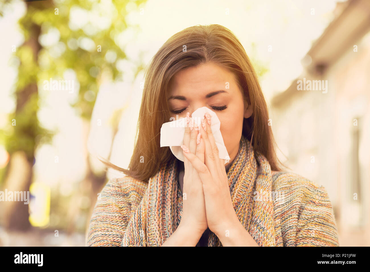 Frau mit Allergiesymptome Nase weht Stockfoto